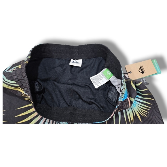 NWT QUIKSILVER SWIMMING SHORTS - Picture 2 of 4